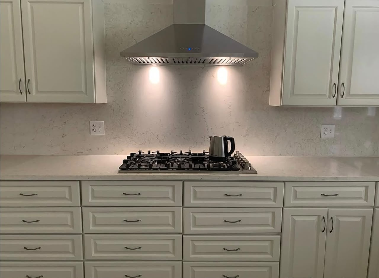 Kitchen range hood and marble backsplash